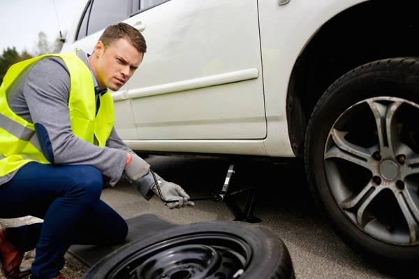 ROADSIDE ASSISTANCE OIL TIRE CHANGE JUMPSTART MOBILE MECHANIC TOWING