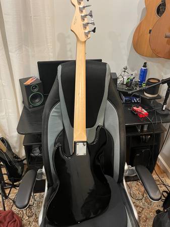 Squier Jazz Bass V