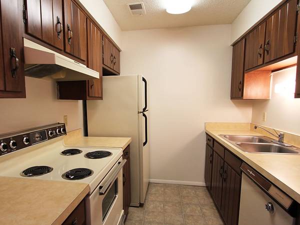 Washer / Dryer Connections, BBQ/Picnic Area, Off Street Parking