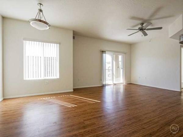 Handicap Accessible, Full size Washer/Dryer, 9 foot Ceilings