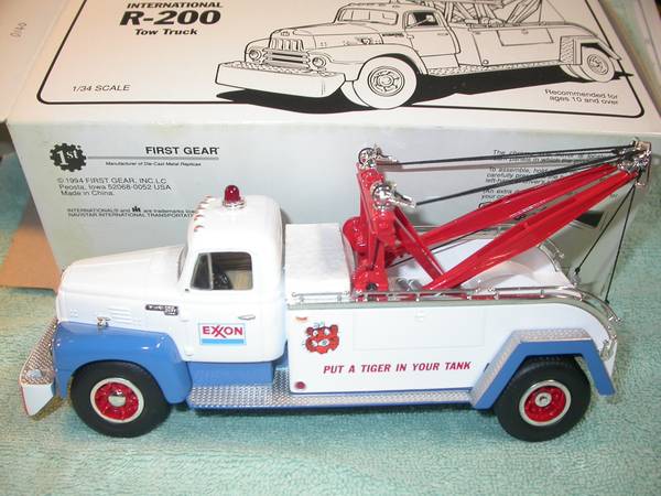 First Gear Exxon 1/34 57 International R-200 Tow Truck diecast in box