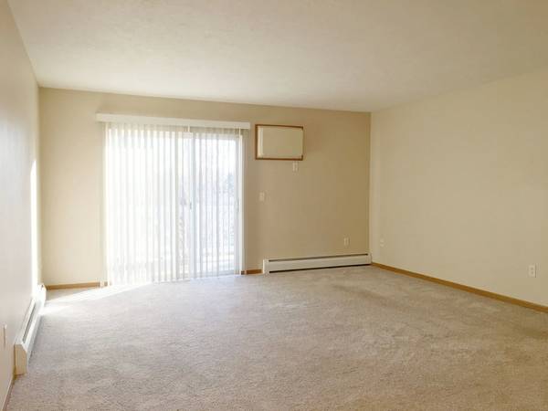 Refrigerator/Freezer, Smoke Free Building, Detached Garage