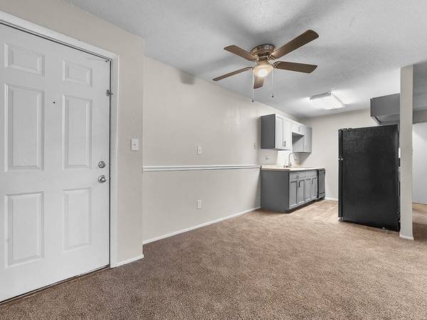 Free Month Rent Move In By 1/31, Pool, On-Site Laundry