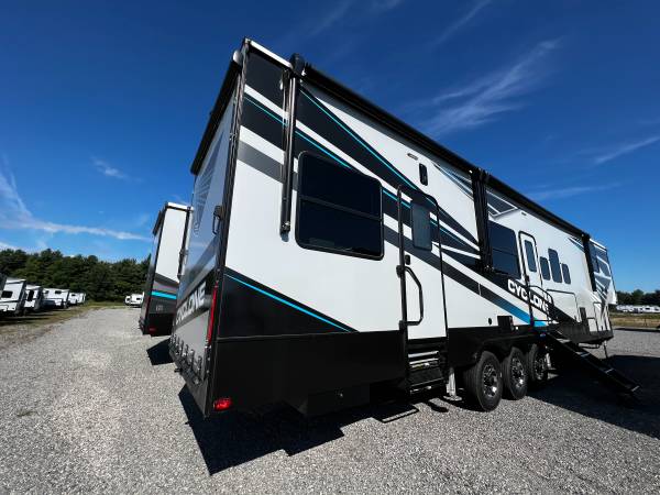 2022 HEARTLAND CYCLONE 4007 5TH WHEEL TOY HAULER RV SHOW SPECIAL