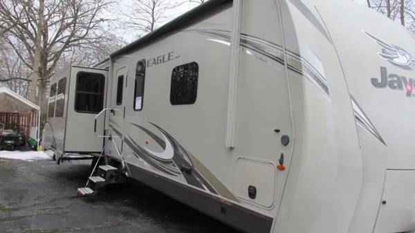 2018 JAYCO EAGLE MODEL # 330RSTS 3 SLIDES 39.3 FT LONG THIS JAYCO HAS