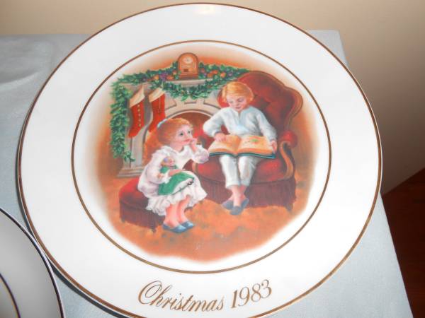 Avon Wedgwood 22K Gold trimmed Christmas Plates Lot Of 8 1976-1983