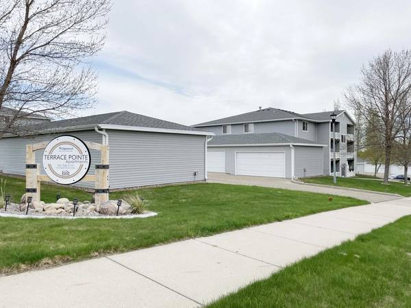 Refrigerator/Freezer, Smoke Free Building, Detached Garage