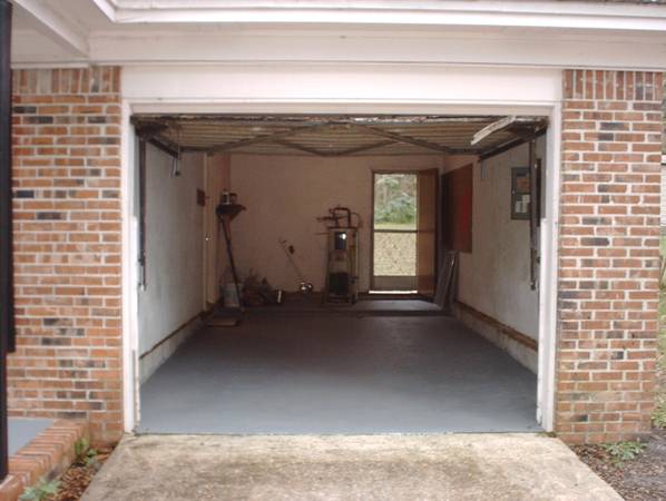 S 3/1 New roof/carpet-garage-large yard- low utility rates-lake