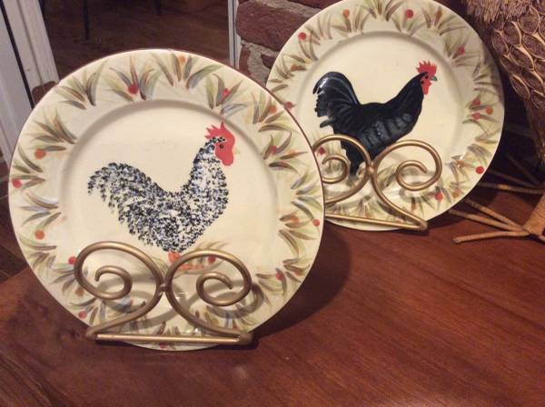 Rooster Decor , 4 Plates , 4 Stands Set Like New