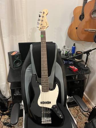 Squier Jazz Bass V