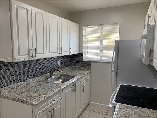 Spacious 1/1 condo. Washer and dryer in unit