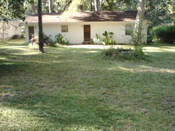 S 3/1 New roof/carpet-garage-large yard- low utility rates-lake