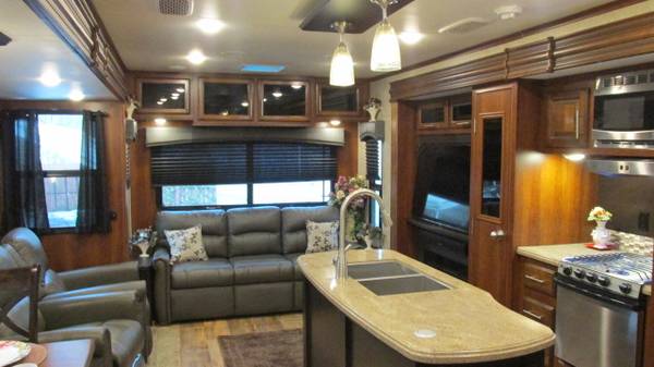 2018 JAYCO EAGLE MODEL # 330RSTS 3 SLIDES 39.3 FT LONG THIS JAYCO HAS