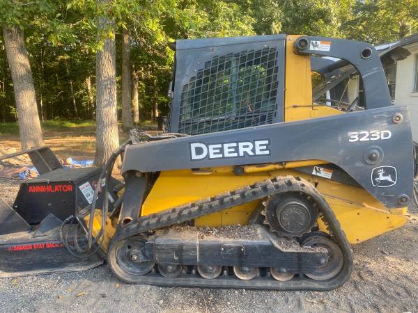 323D Deere skidsteer