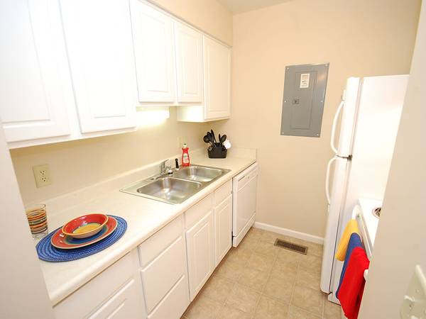 Washer / Dryer Connections, BBQ/Picnic Area, Off Street Parking