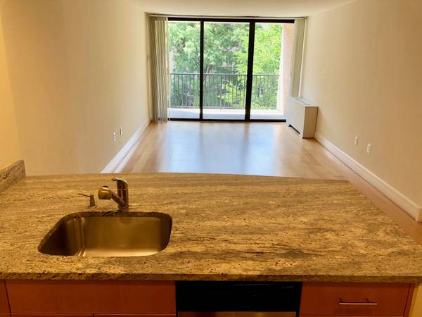 STUNNING L SHAPE STUDIO LAYOUT WITH W/D IN UNIT! OPEN HOUSE MON-FRI!!