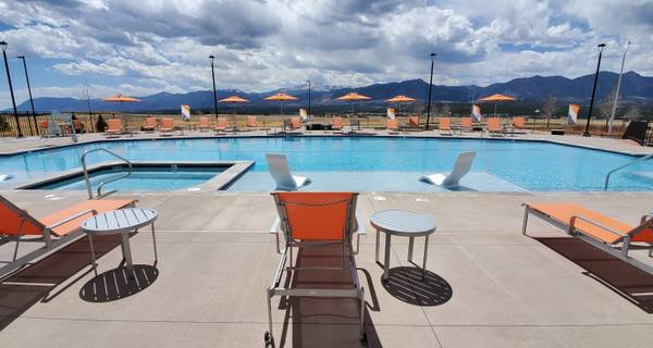 PIKES PEAK VIEWS, Attached Garage, Dog Spaw