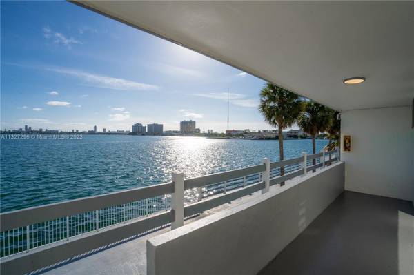 Top floor 2Bed/1Bath with endless water views and private balcony