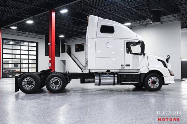 2013 Volvo VNL670 Sleeper