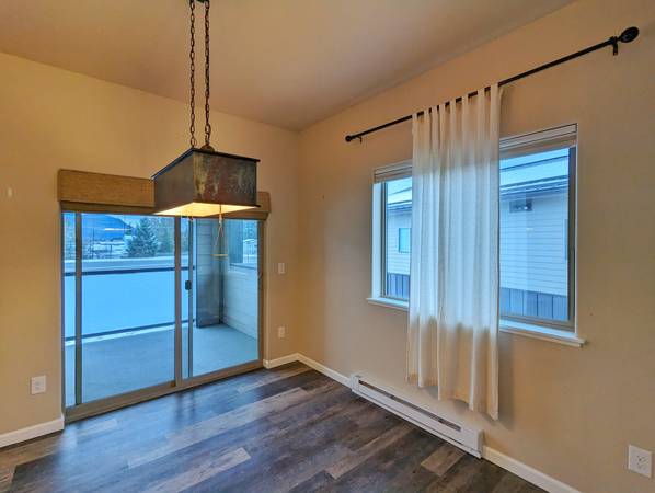 Unfurnished, 2BD/1.5BA, Vly Condo, Laminate Flooring, Covered Deck