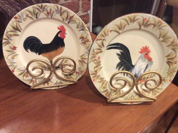 Rooster Decor , 4 Plates , 4 Stands Set Like New