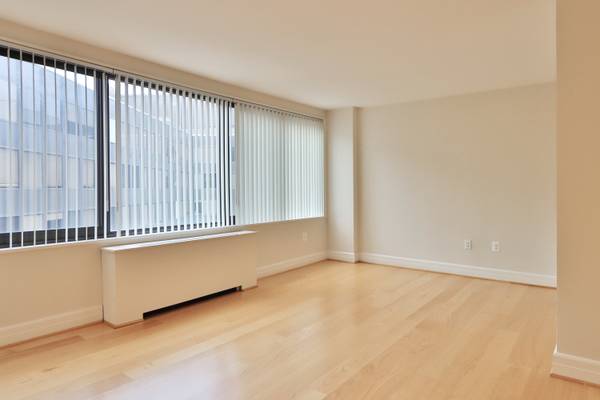 STUNNING L SHAPE STUDIO LAYOUT WITH W/D IN UNIT! OPEN HOUSE MON-FRI!!