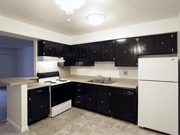 READY TO TOUR .. Large Kitchen and Dining Area *** 2×2 Apartment