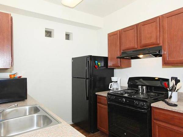 Handicap Accessible, Full size Washer/Dryer, 9 foot Ceilings