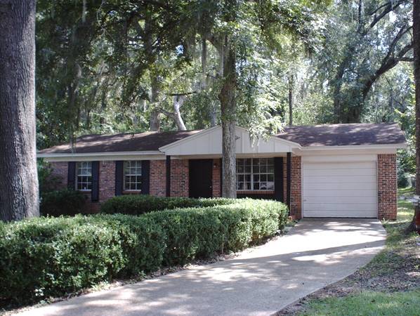 S 3/1 New roof/carpet-garage-large yard- low utility rates-lake