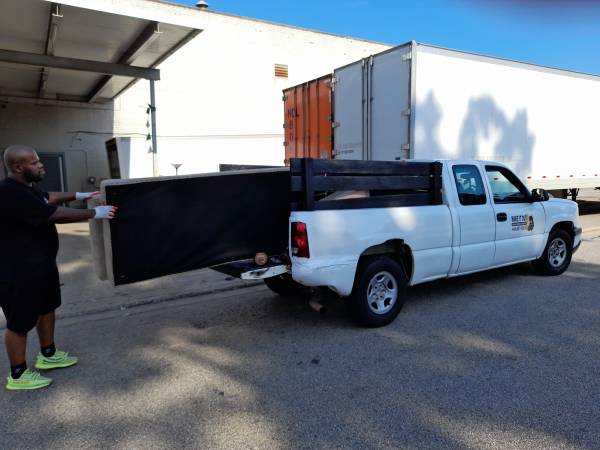 CHEAP TRASH REMOVALS/ STORE PICKUPS/ SMALL MOVES 80$ PER LOAD