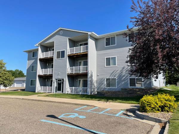 Refrigerator/Freezer, Smoke Free Building, Detached Garage