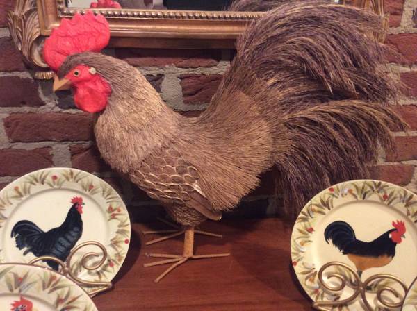 Rooster Decor , 4 Plates , 4 Stands Set Like New