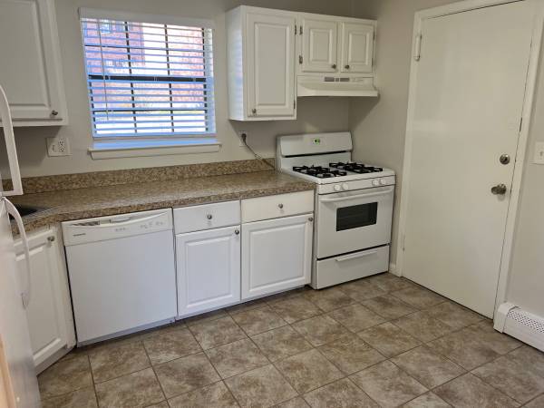 BEAUTIFUL 1 Bed. OPEN HOUSE Saturday 12 to 12:30. REMODELED INTERIOR