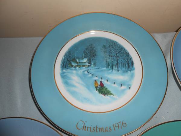 Avon Wedgwood 22K Gold trimmed Christmas Plates Lot Of 8 1976-1983