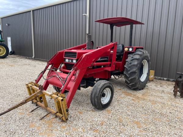 Case 685 w/ Loader