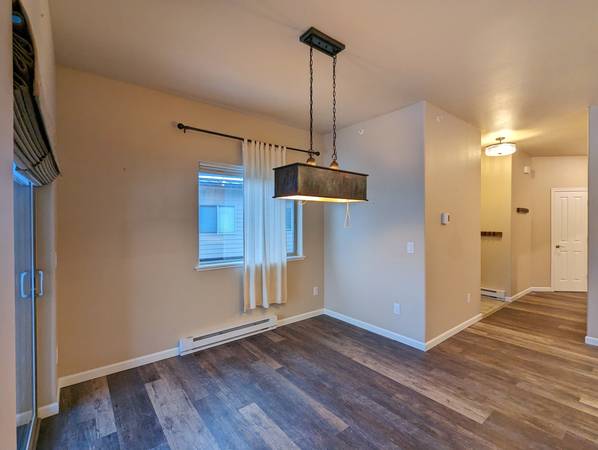 Unfurnished, 2BD/1.5BA, Vly Condo, Laminate Flooring, Covered Deck