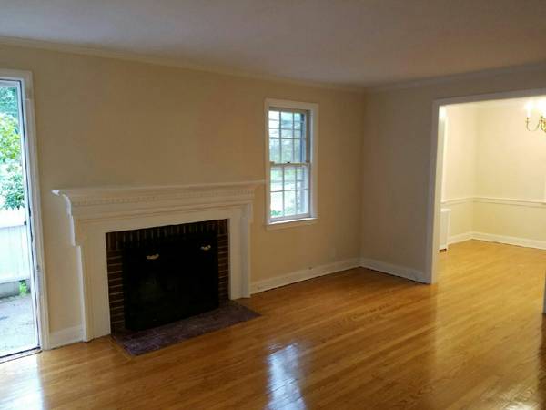 Triplex Pet friendly * 2 Bedroom/ Woodburning fireplace & Yard/Patio