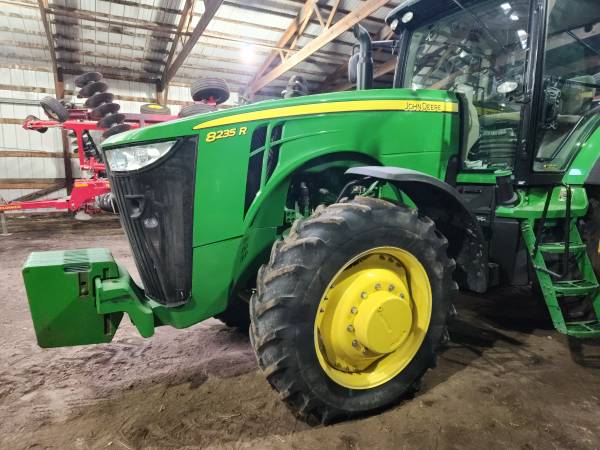 John Deere 8235R