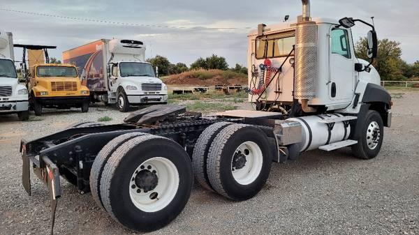 2012 Cat CT660 430hp Cat CT13 10spd Daycab Semi Truck Day Cab