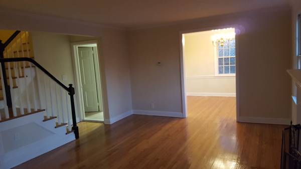 Triplex Pet friendly * 2 Bedroom/ Woodburning fireplace & Patio