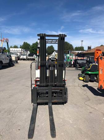 Forklift Warehouse Nissan 50 4,400 LB Capacity 180″ Lift Height Side S