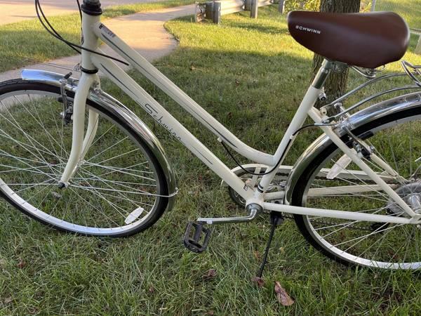 Schwinn Women’s Gateway 16.5″ Hybrid Bike