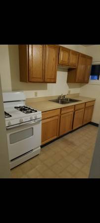 2nd floor 2bedroom for rent. $600.