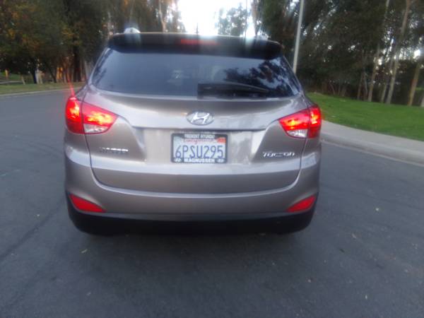 2011 HYUNDAI TUCSON GLS SPORT—–DEALER SPECIAL——-GREAT ECONOMY-