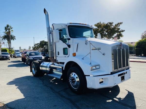 2009 KENWORTH T800 SINGLE AXLE TRUCK