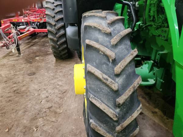 John Deere 8235R