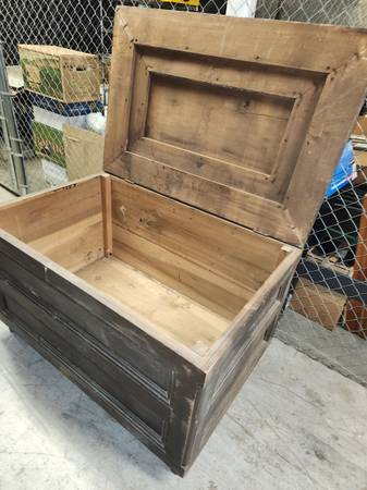 CURB ALERT: Vintage Chest