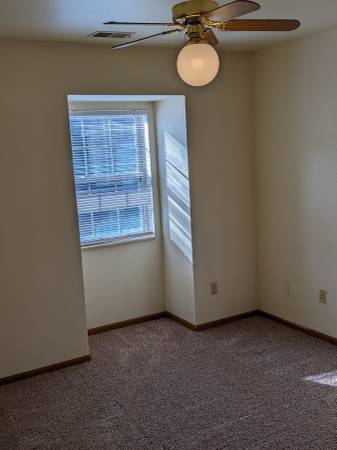 Toledo-Beautiful 1 Bed 1 Bath Upper Unit With Balcony