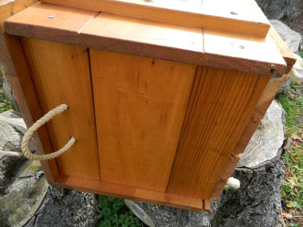 wood toy chest/with picture on it