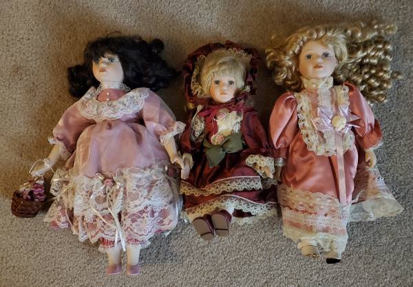 Lot of 9 porcelain dolls